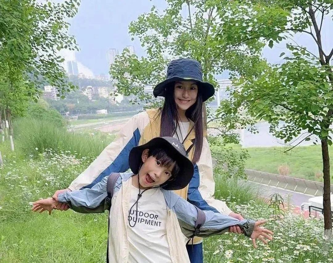 周杰伦和昆凌的孩子近日亮相，引发了众多关注。小朋友继承了父母的优质基因，五官十分