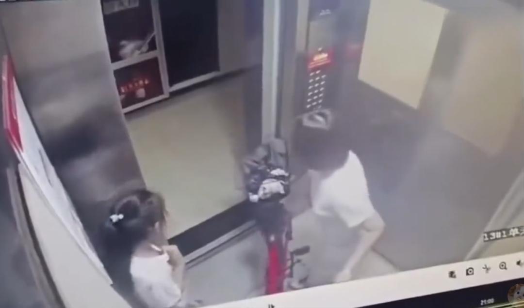 9岁女孩电梯内夸自行车漂亮，摸了下车把遭车主扇耳光。事发当天小女孩在外玩耍结束，