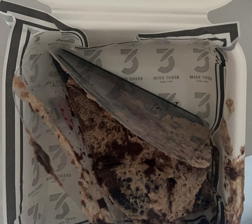 妈的，累了一天了，到家奖励自己一个小蛋糕吃，他妈你就这样对我，这本来是一块特别美