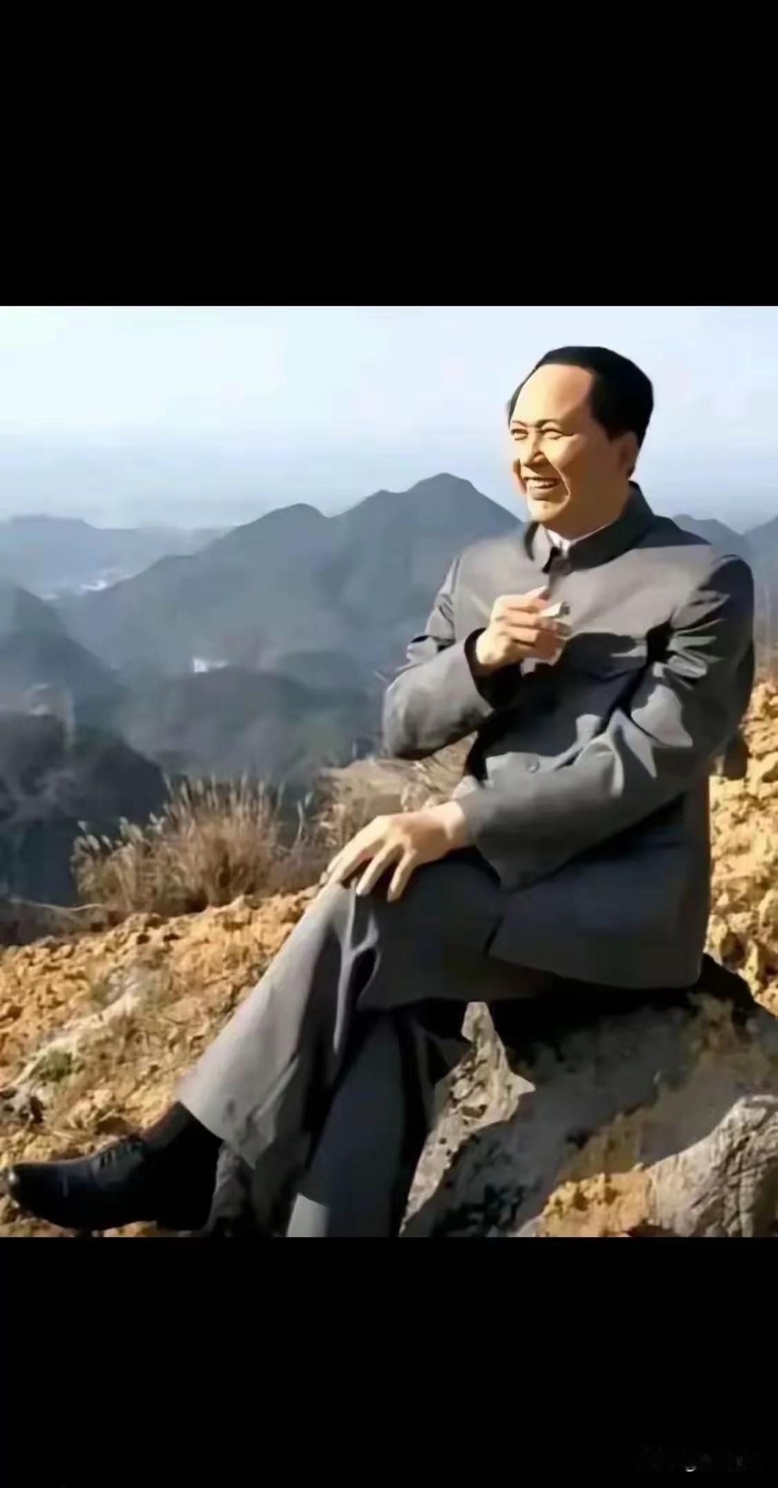 巍立千峰顶，笑揽万云生。