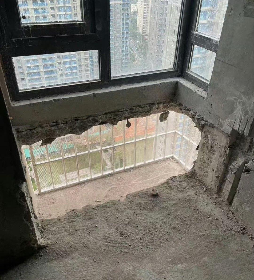装修界狠人出现！业主直接把飘窗砸穿，主打一个视野无边界🤣