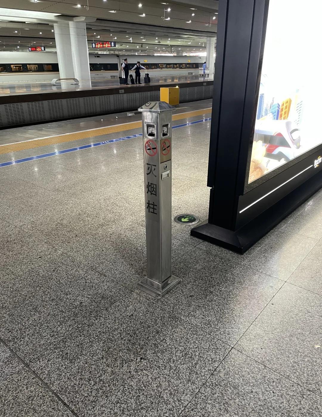 广州南站高铁站特地了设立灭烟点
平等的讨厌每一个在公共区域抽烟的男烟人和女烟人。