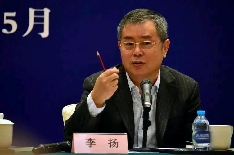在当前经济形势下，中国著名经济学家李扬的言论引起了广泛关注。他坦率地指出，普通民