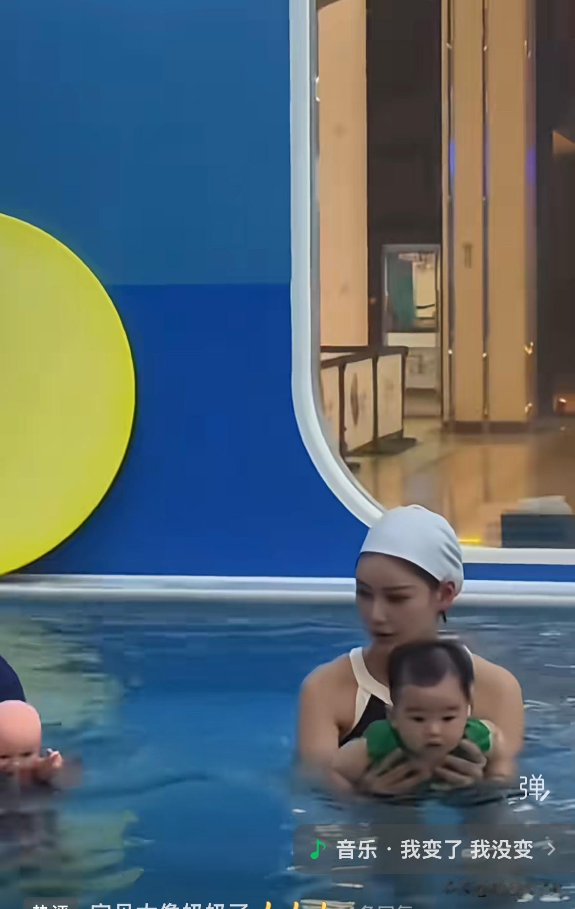 马筱梅带着小汪宝出来上游泳课，小汪宝就穿着她之前在直播间展示的那款菠萝衣服。
