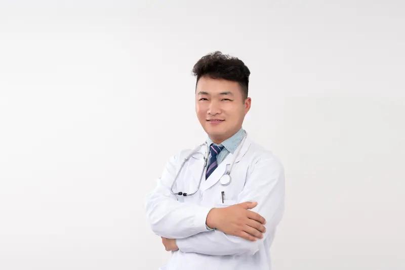 医生在旅行途中救人的事儿，真的太让人感动了！像南京市中医院的张冠成医生，在新疆旅