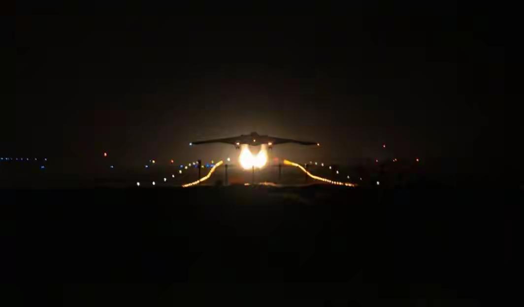 美国出动B-2轰炸伊朗地下导弹设施，伊朗发起新一轮全面反击