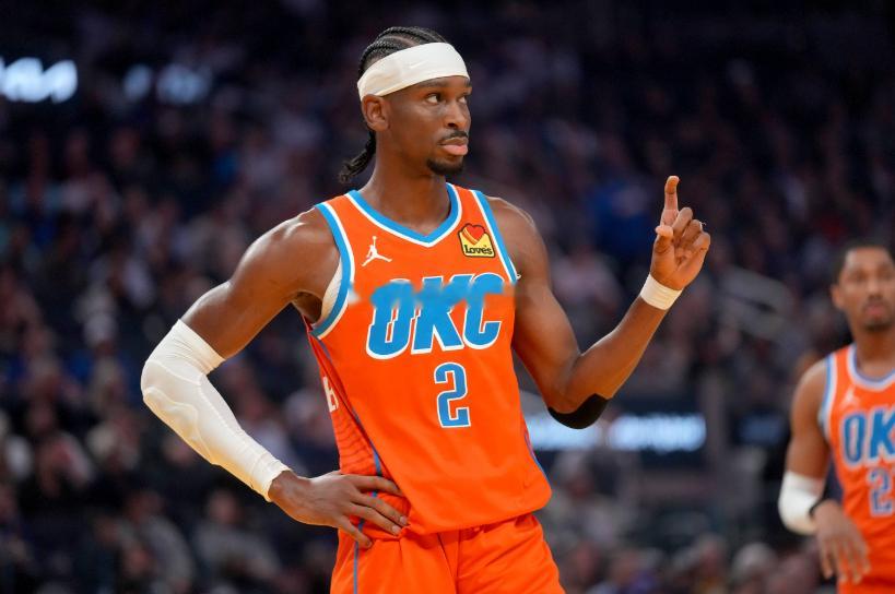 NBA常规赛，雷霆对阵雄鹿。第三节亚历山大进攻端状态火热，单节8中5拿到15分，