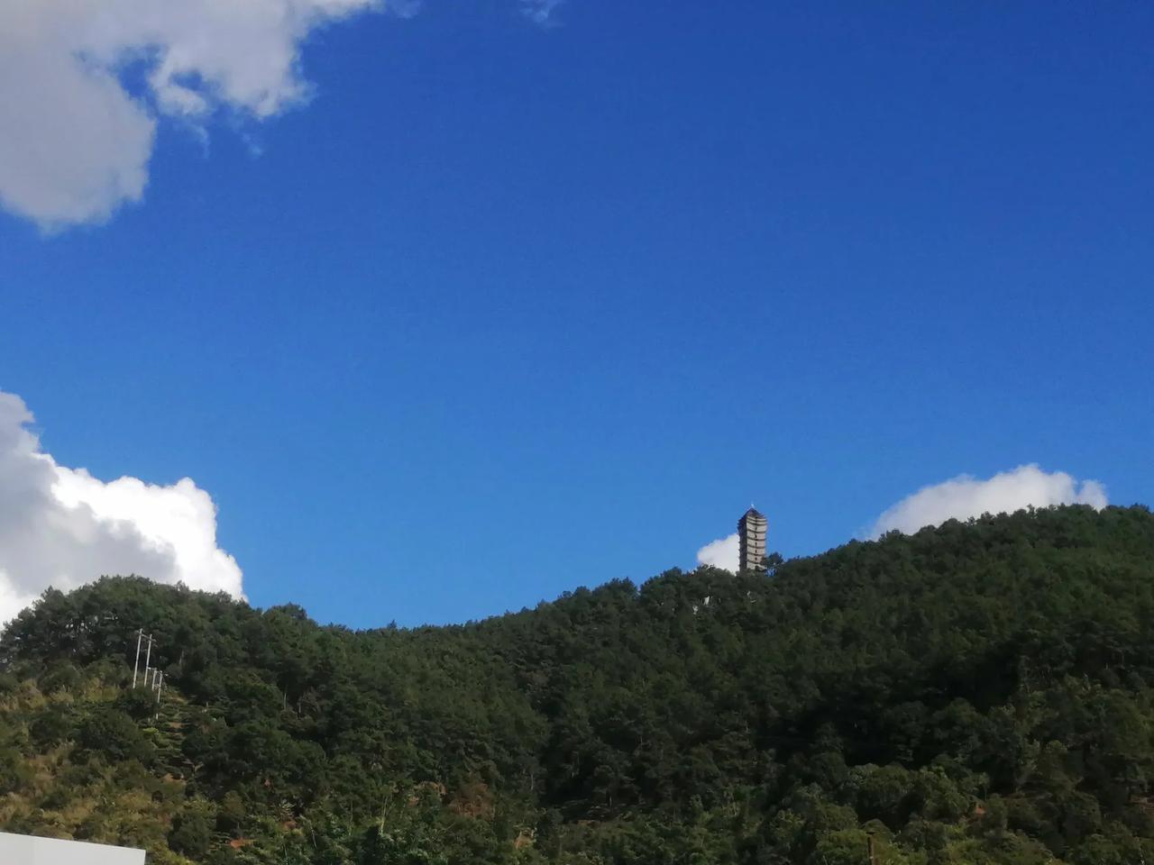 我今天登上云南宁洱县的锦袍山。锦袍山俗称