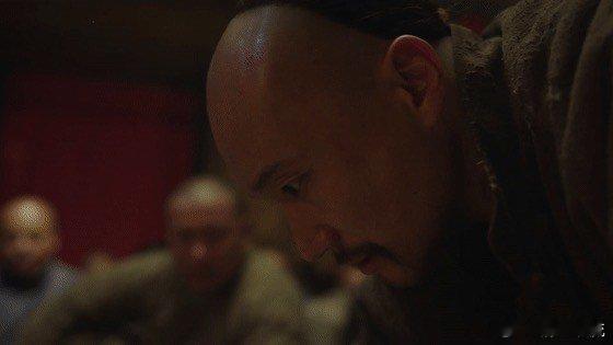 李纯用一场戏就塑造了一个让人难忘的角色。苏紫轩的美艳、智慧和狠辣，都在她的表演中