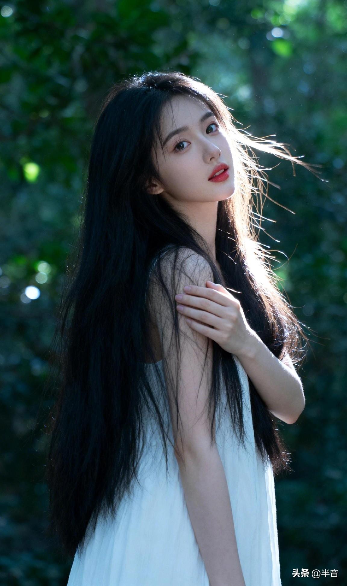 草木为序，光影为诗
在人间的绿意里
做一场温柔的梦