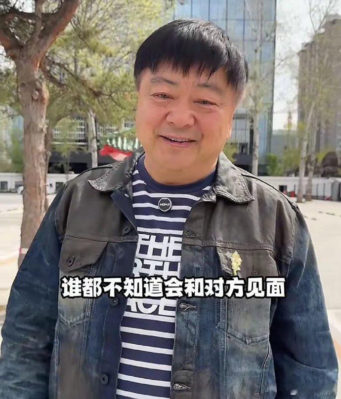 洪剑涛赴冀探李彬，58 岁李彬白发苍颜，二人相见，抱头悲泣，往昔情谊尽显。 ​​