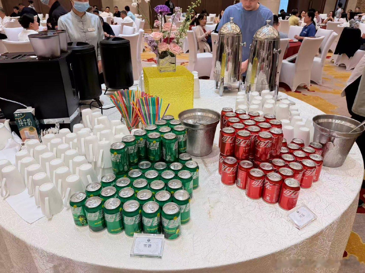 茅台股东会自助晚餐都没有自家产品，要么啥酒水饮料也别放，要么好歹放点自家的蓝莓汁