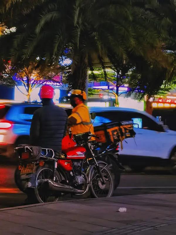 每一份付出或许都藏着温馨的回报，恰似一碗面，质朴却能带来幸福。
在烟火尘世中，我