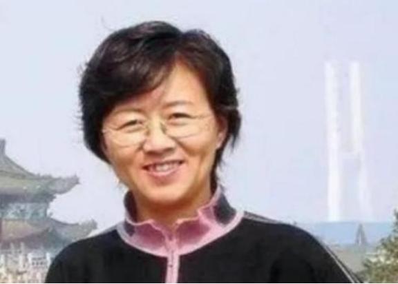 美国慌了，中国出了一位比导弹还可怕的女人！谁能想到，中国的东风17导弹出自她之手