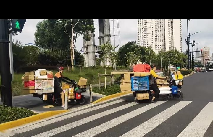 上海禁止使用三轮电动车，说电动三轮车不安全，安全隐患多！没办法快递化身奥德彪！两