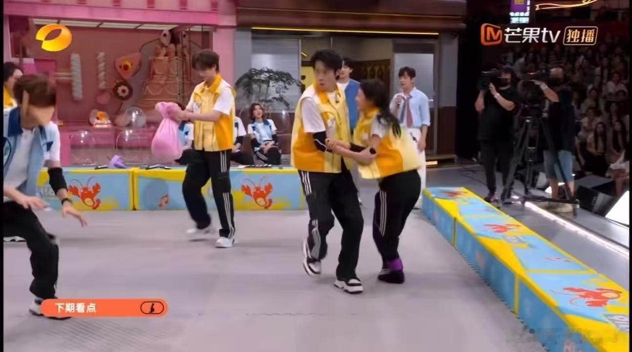赵今麦魏大勋贴脸对视 赵今麦忘记和魏大勋对视 这俩拍摄现场也太甜了吧，麦麦一走神