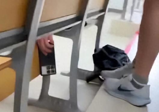 太变态了！南京一男生因觊觎女同学，上课期间将手机藏桌下偷拍其裙底长达半小时，被女