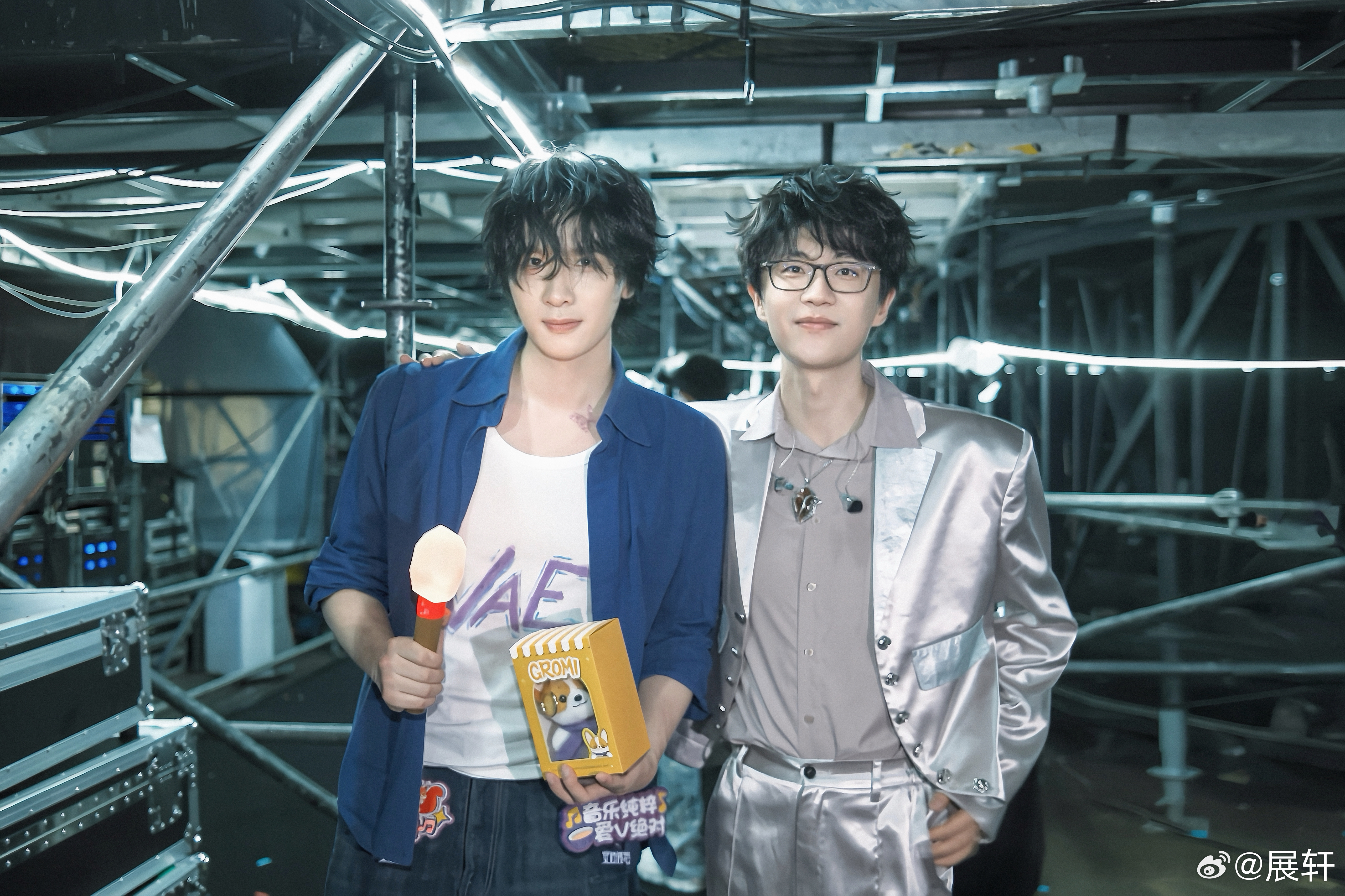 展轩你去看许嵩演唱会衣服居然还是自己手绘的我服了