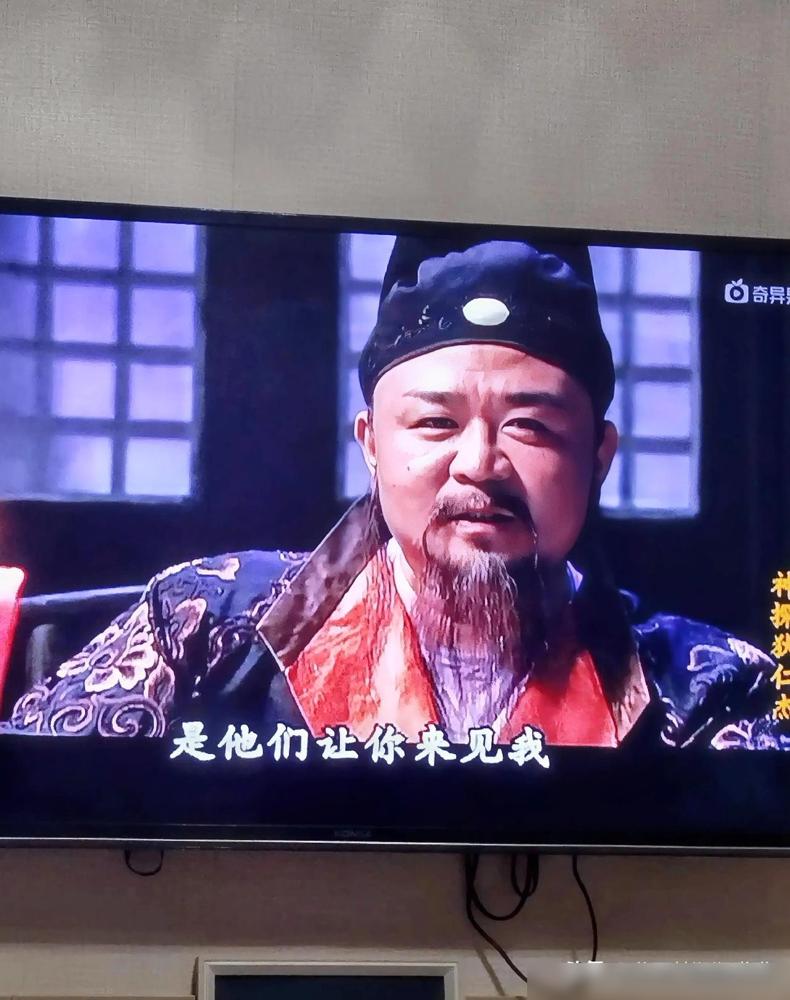 前几天刚把《唐朝诡事录之长安》看完，现在不知道看什么了，电视遥控板按来按去，总感