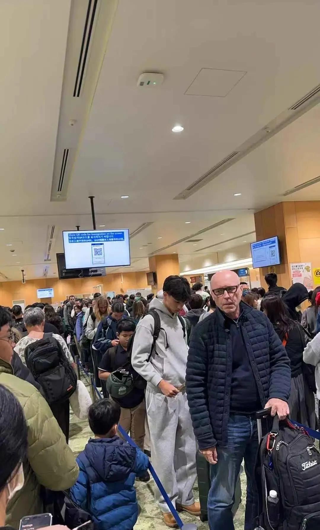 “派包机！必须派包机来接我们！”
听听这声嘶力竭的呐喊，来自刚刚还在北海道朋友圈