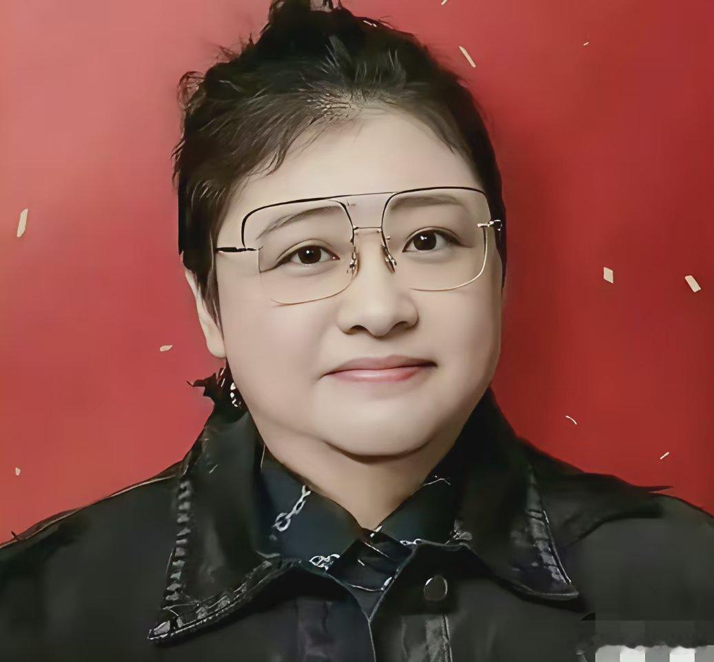 韩红果然没有骗我一开始，我是不相信的直到看到了她的照片，原来她以前真是公认的校花