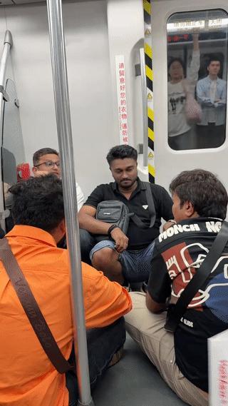 网友在地铁上拍到几个印度人坐在车厢的地上说话聊天。
虽然听不懂他们说的是什么？