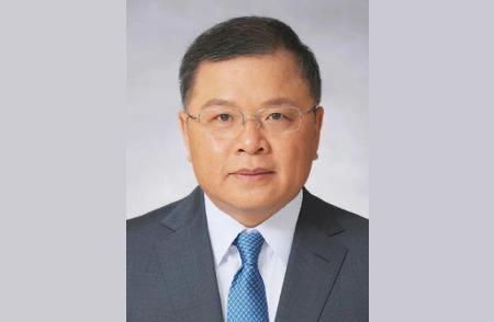 1996年，公费留学的黄大年加入英国籍，父母强烈反对，他说：就算骂我，我也要加入