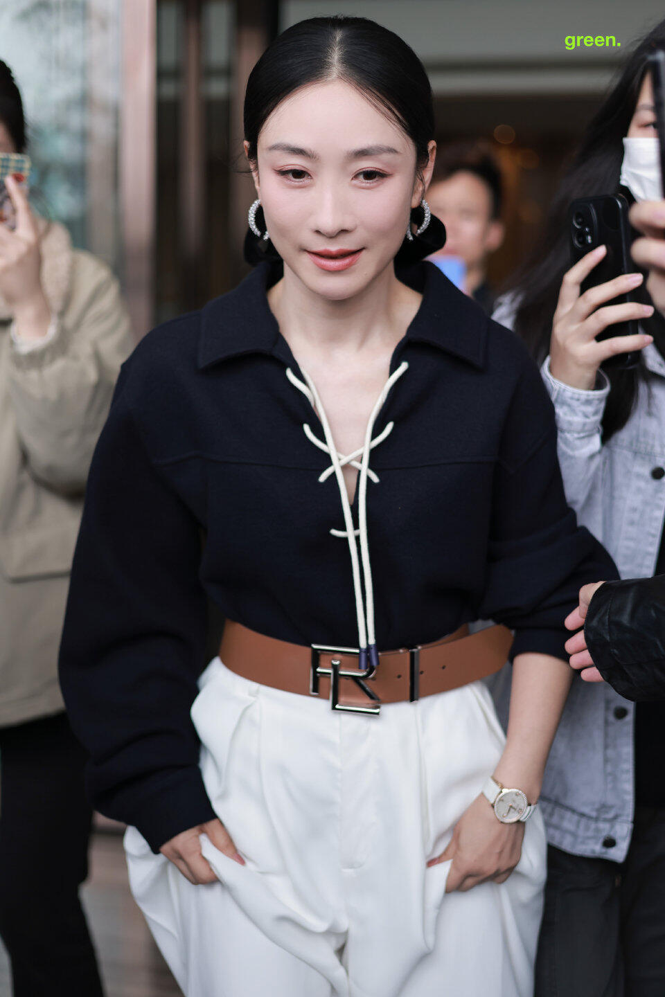 陶昕然中午在五哈晚上在浪姐邓超发五哈新阵容照陶昕然同日双线营业，五哈录制+乘风2