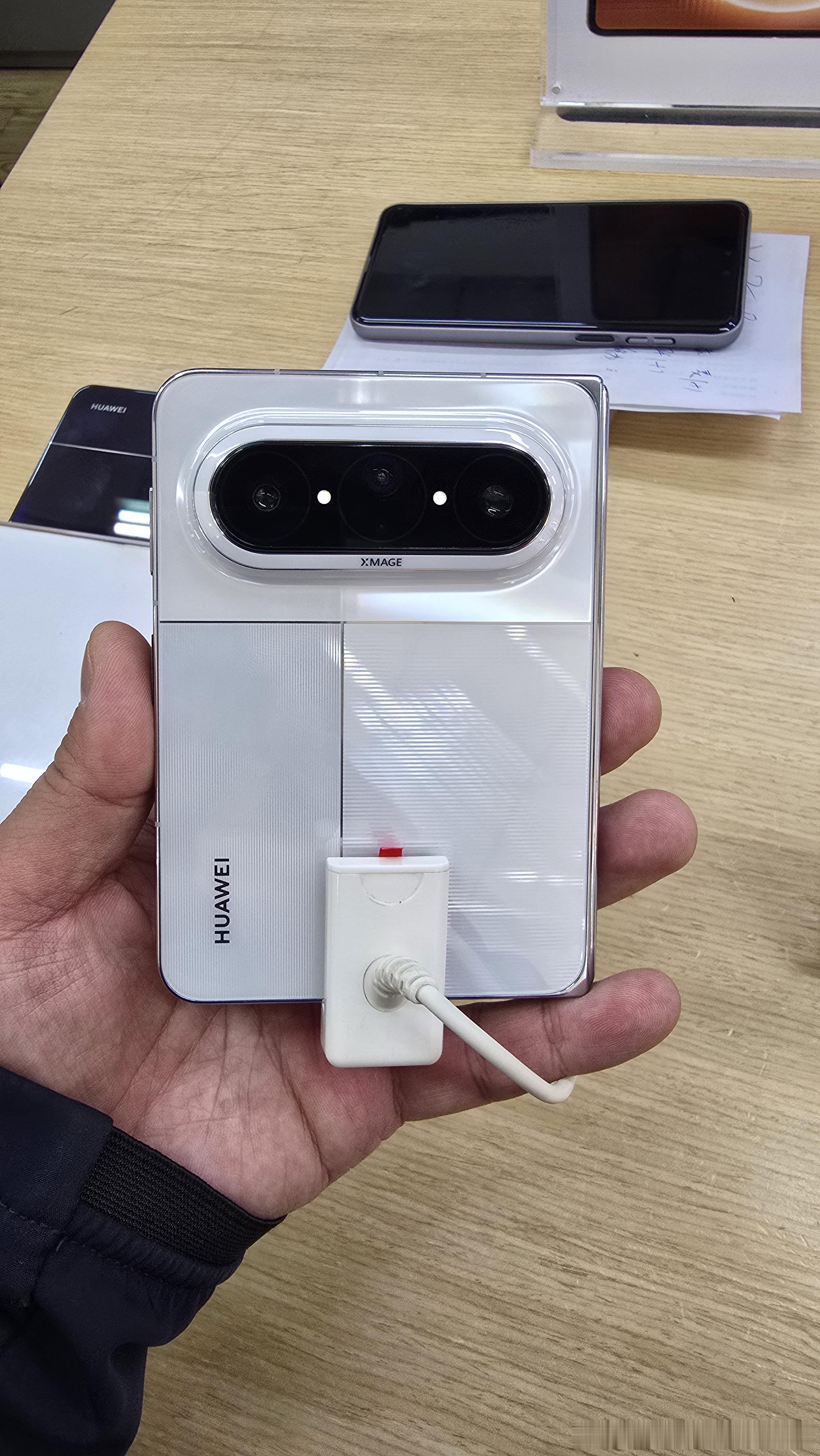 体验Pura X MAX，整体观感还不错，但是这个尺寸的话，手小的还得适应些时间