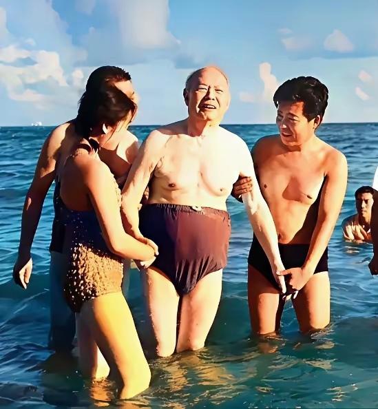 看到那时叶剑英元帅下海游泳的这张照片，不禁想起了他的那首《八十书怀》：八十毋劳论