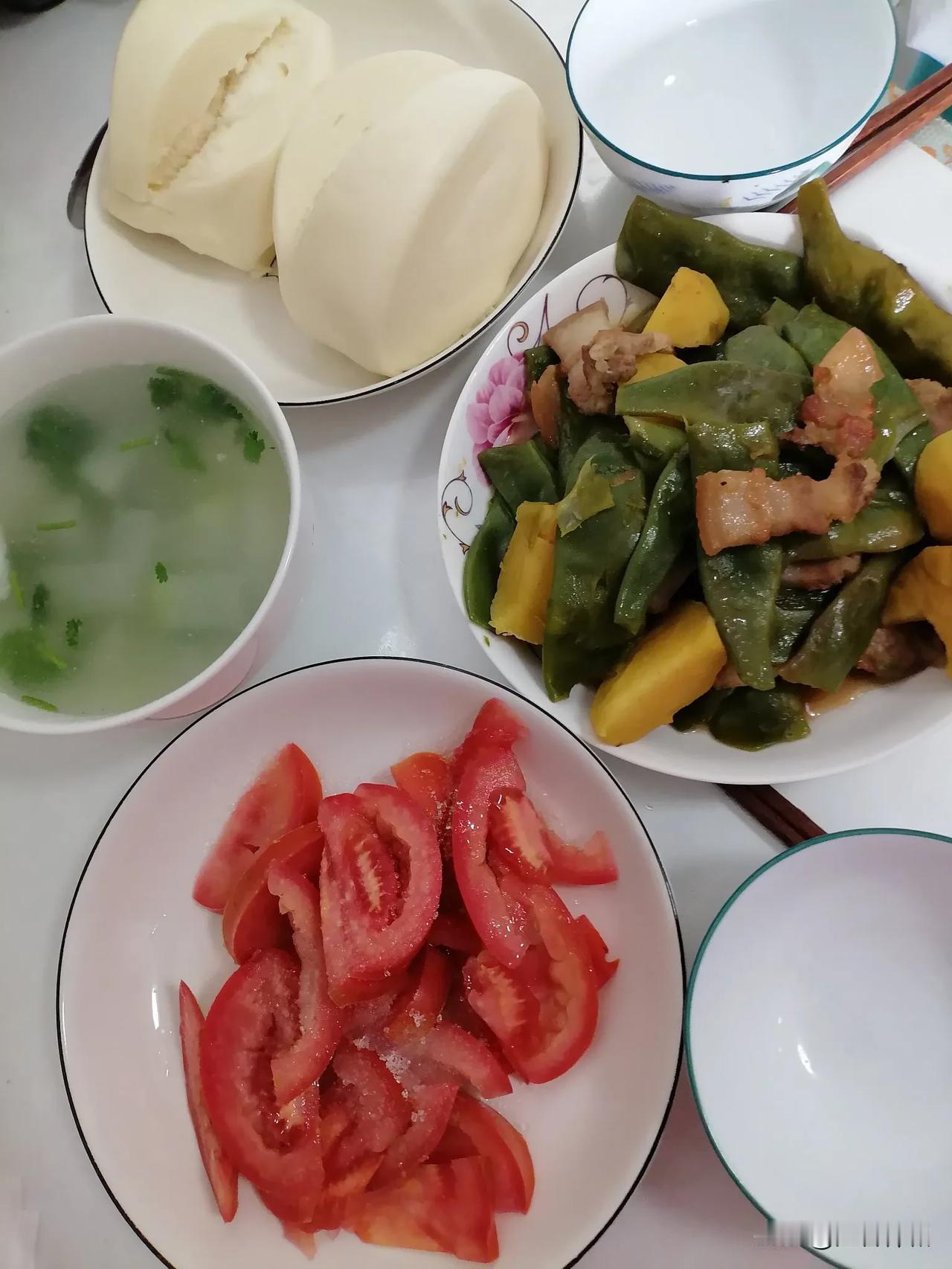 #秋日三餐打卡#
        这是我和老伴中午的午餐～
        在佛