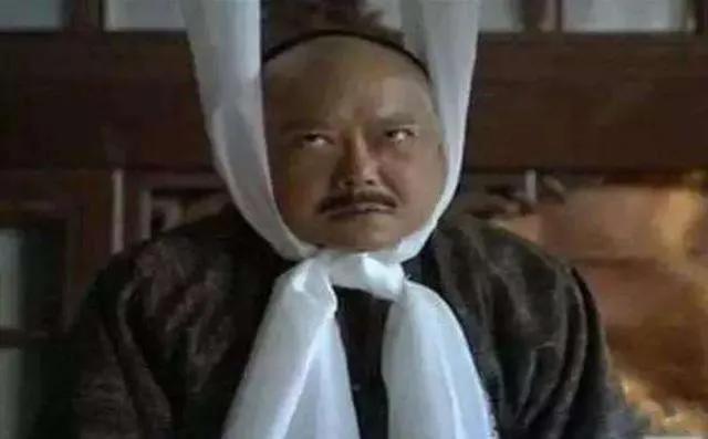 和珅跪坐在地，手里紧攥着一封檀木匣中的黄绫诏书，那是乾隆年间他最得宠的时候，皇帝