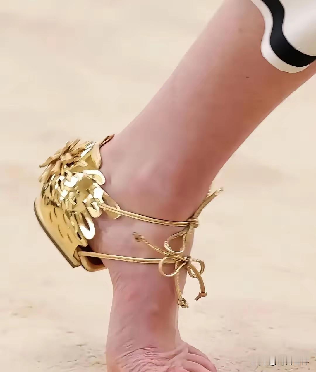 都说时尚能够流行，可穿这鞋谁敢跟风？据说，这是天后王菲上台演唱的鞋子，只有后座，