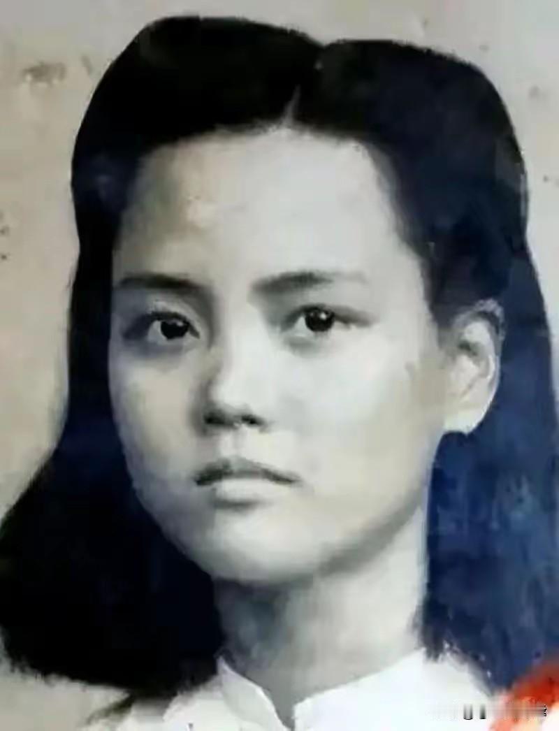 1943年地下特工深夜发报，日军突然围宅，她含泪叮嘱丈夫：有事全算我的
 
抗战