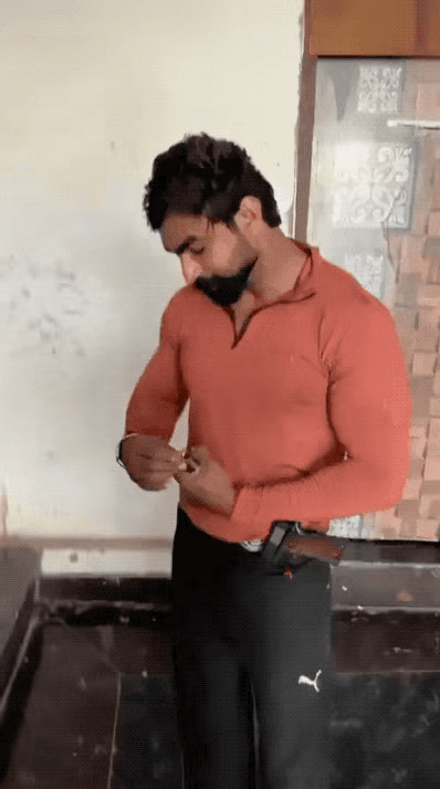 16日下午，印度新德里一名28岁男子帕万·库马尔，在用他堂兄的合法持枪执照手枪拍