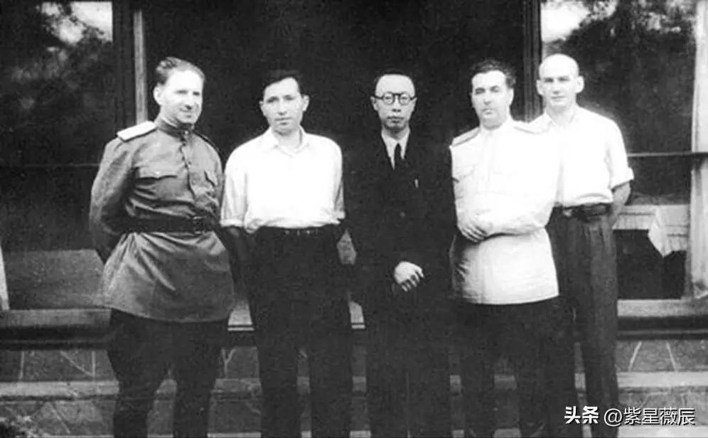 末代皇帝溥仪在苏联受到了优待，有五个美女服侍，而末代沙皇却被枪毙。1945年他被