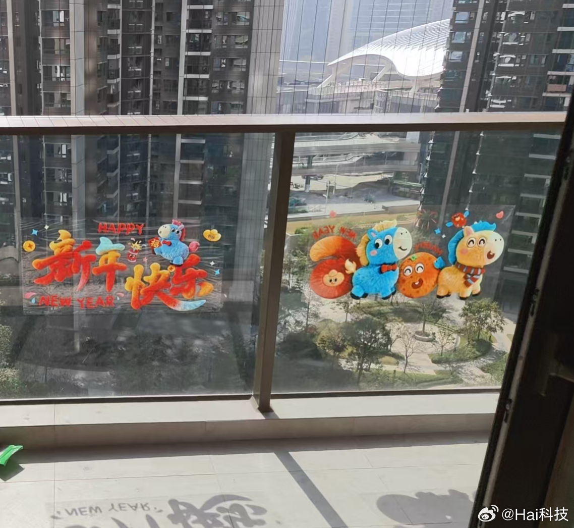 选房前要看地段、梯户比、朝向、楼层、商业教育等，决定买房时要看开发商的交付实力和