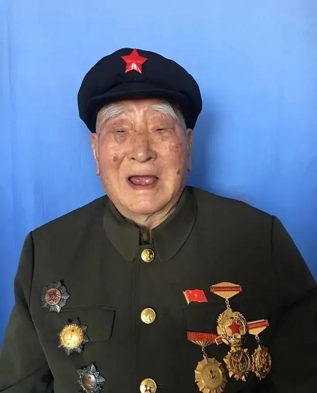 “中国人不打中国人！”1943年，八路军政委秦光在突围时，不幸中弹倒地。两名伪军