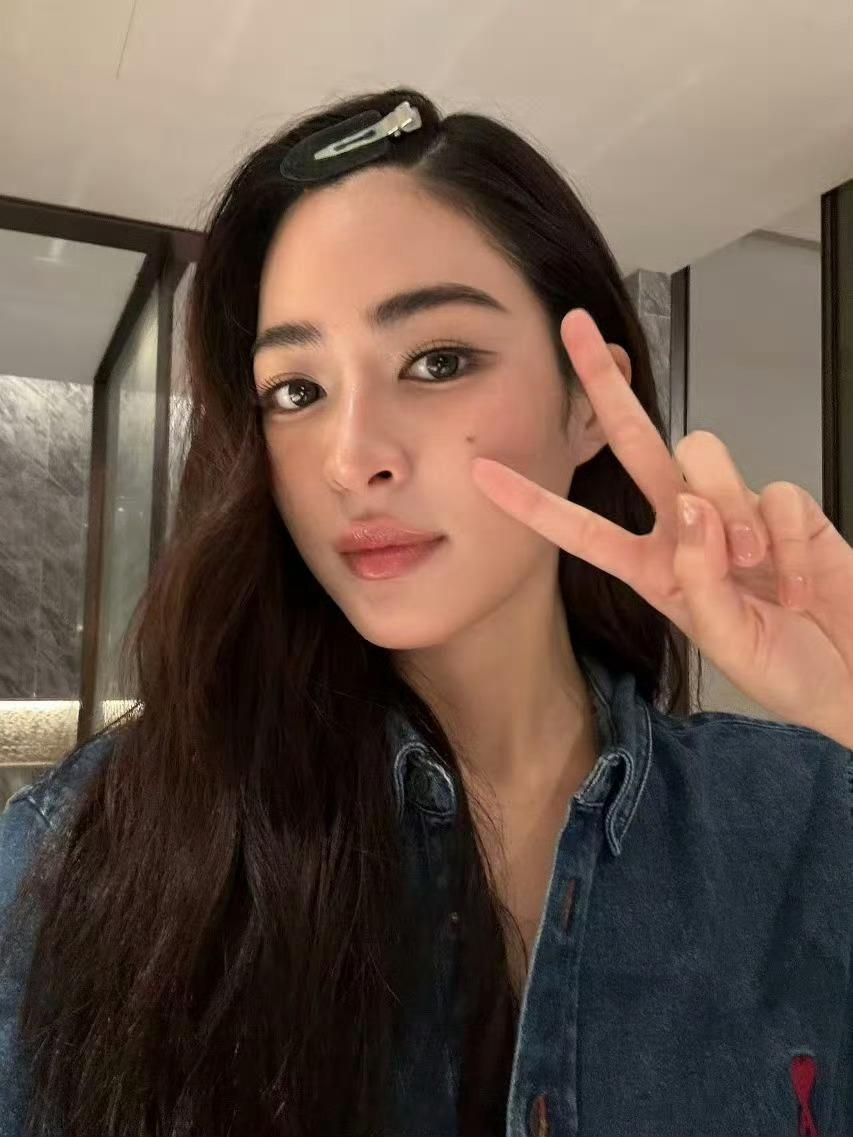 邝玲玲  拍照喜欢比剪刀手的LinglingKwong，好有生命力的大美女[送花