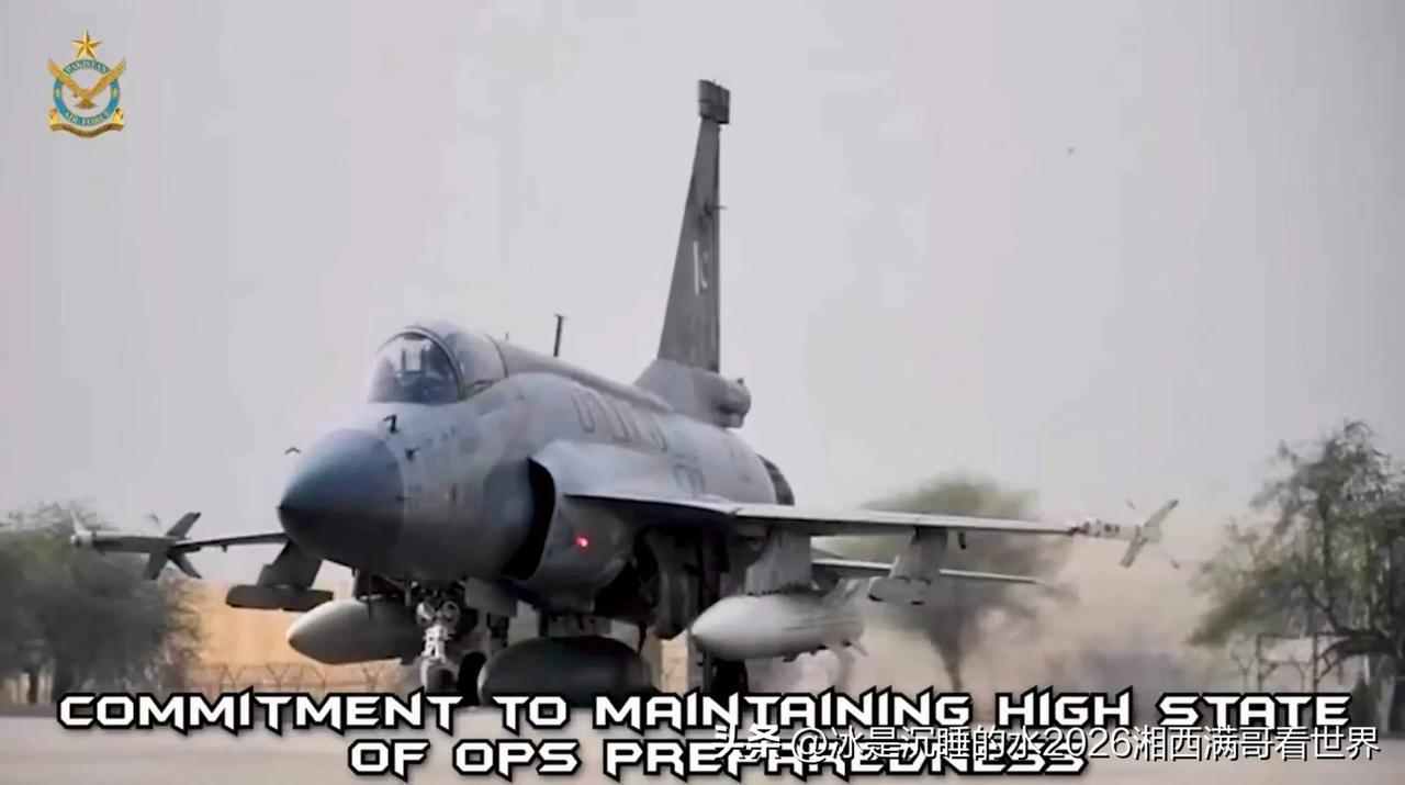 分享一张巴基斯坦空军的JF-17“雷电”轻型多用途战斗机挂载CM-400高超音速