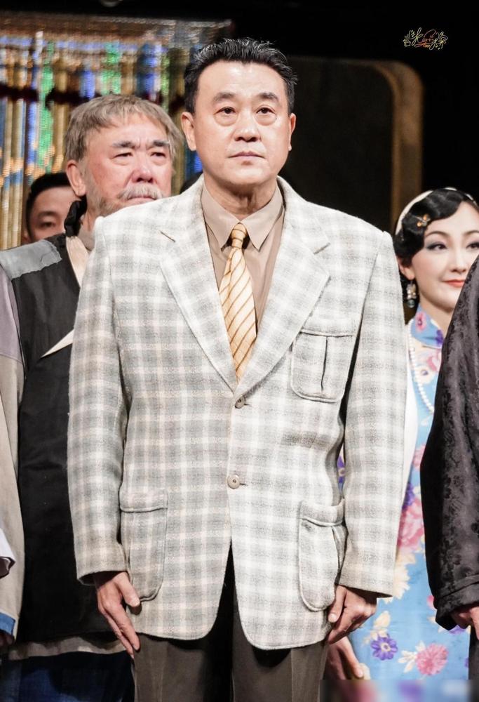 昨晚话剧圈小聚，一个蹲了人艺十年的老剧评人抿了口啤酒，摇头感慨说：“之前我还觉得