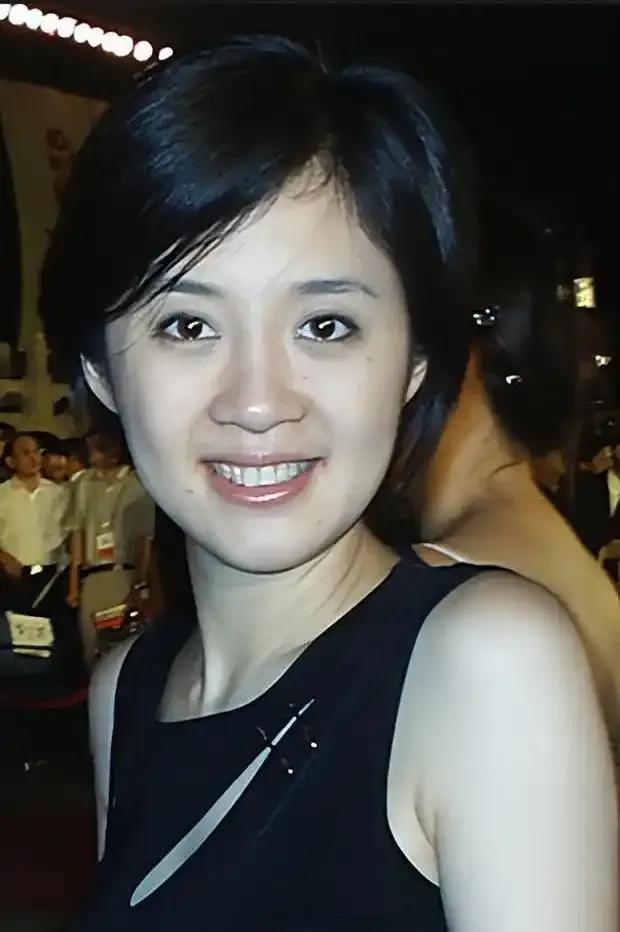 许戈辉身处挑战与机遇交织的世界，凭借过人实力与无畏勇气，一路披荆斩棘，绘就独属于