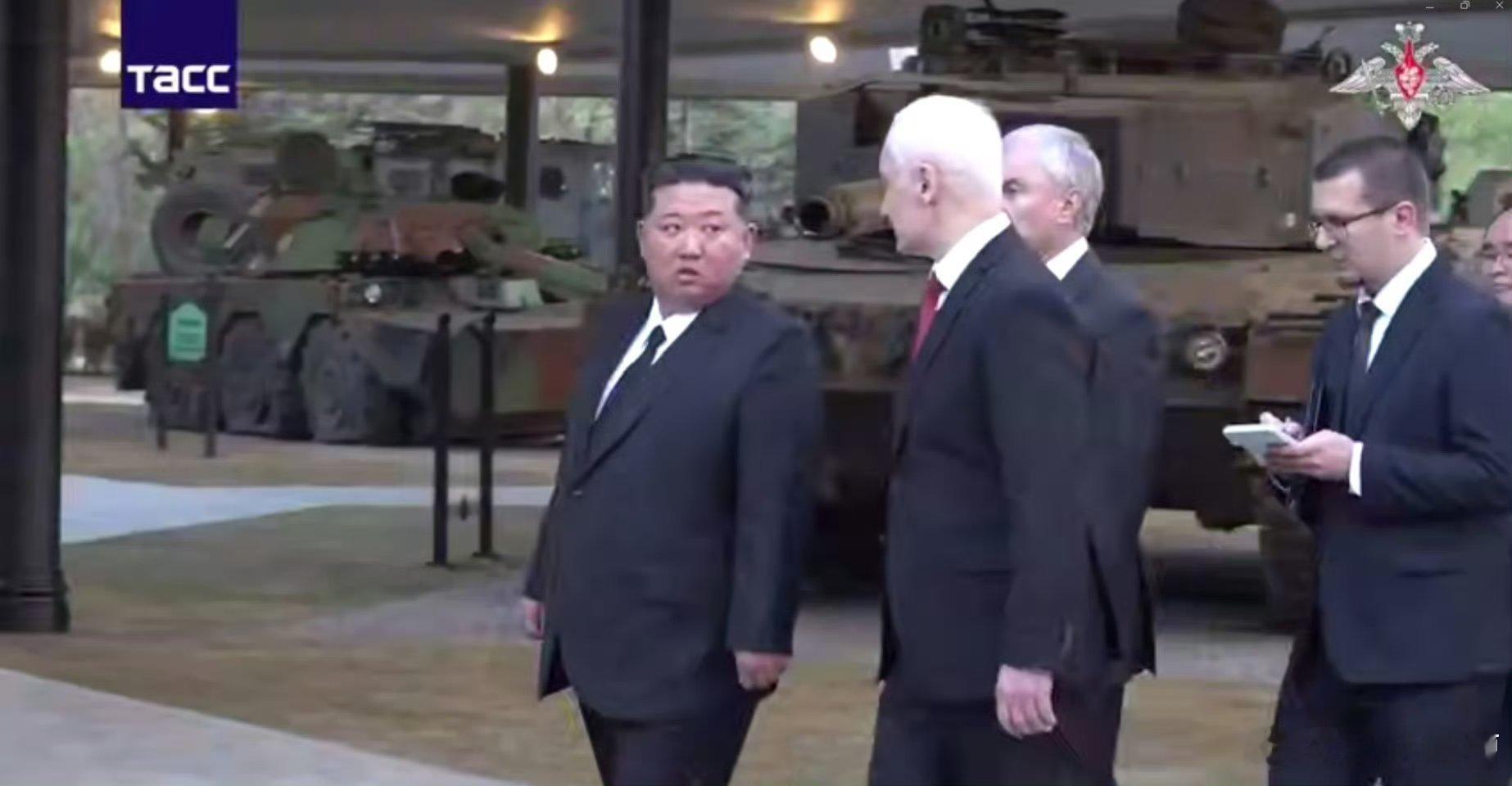 情绪价值拉满，俄罗斯居然把俄乌战场缴获的西方装备送给了将军现在这些什么豹2坦克就