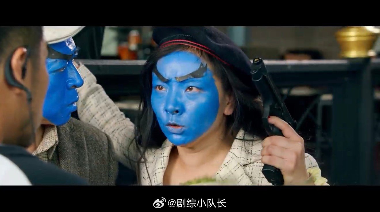 李灿森一开口就是港片味 港片最好的滤镜，是李灿森的嗓音。这次他带着《大盗演》里的