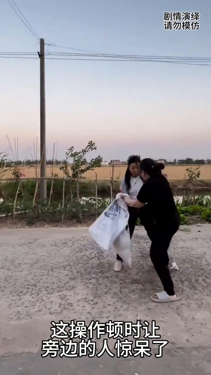 两名拾荒女子的抢地上的瓶子，这一幕真的太搞笑了。
两名拾荒女子的看到地上的瓶子，