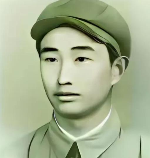 1943年，日军空袭时，18岁战士宋岭春仰面躲在草丛里，看飞行员探头出来，当敌机