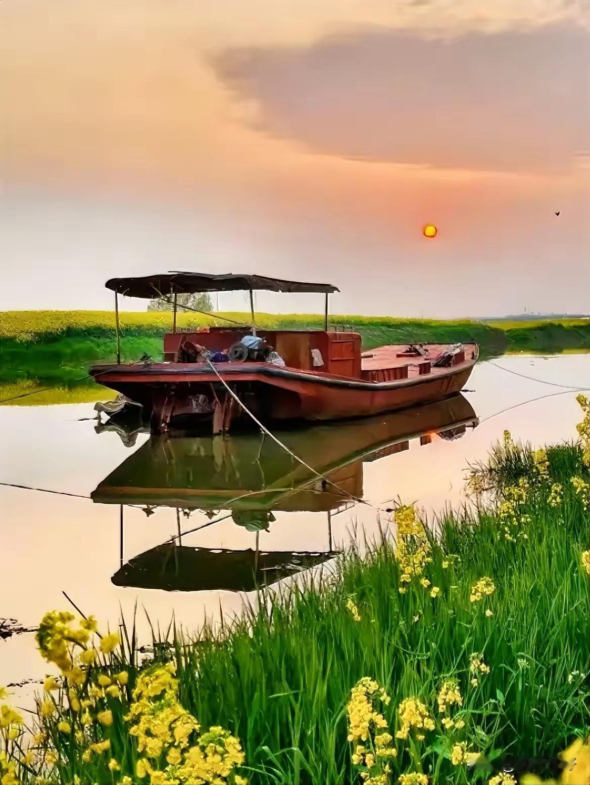 四块玉.春日闲泊
碧水长，黄花旺，
夹岸春风送清香。
孤舟且把缆绳放。
卧短篷，