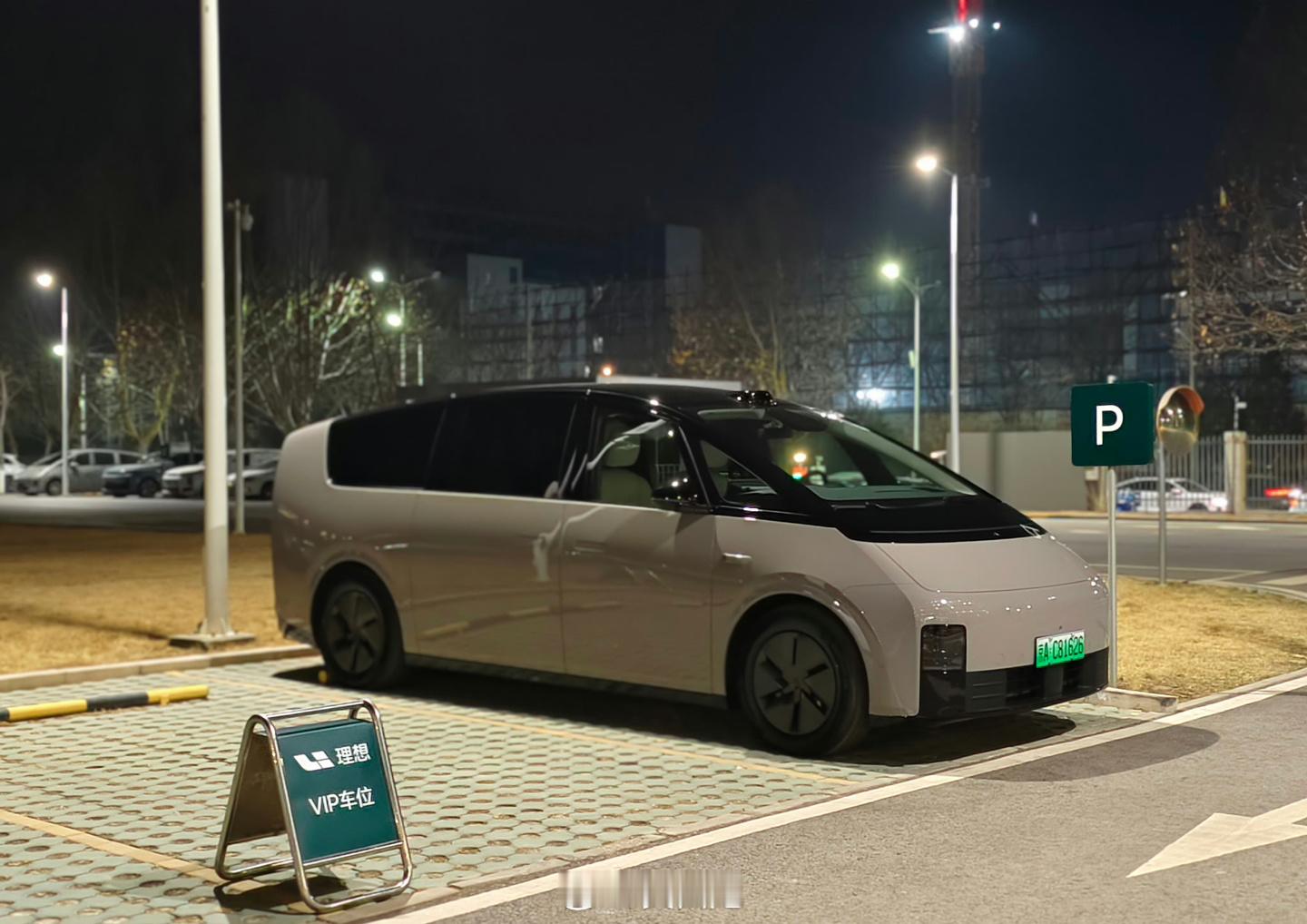活该她们能挣到车企的钱！ ​​​