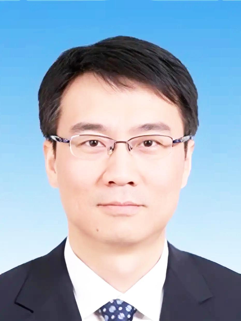 就在刚刚，权威消息传来，新疆商务厅党组书记李轩被查，让人倍感唏嘘。

作为70后