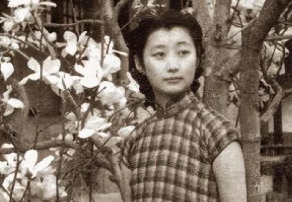 唐怡莹本名他他拉·怡莹，又名唐石霞，是光绪珍妃、瑾妃的亲侄女，自幼长在紫禁城，成